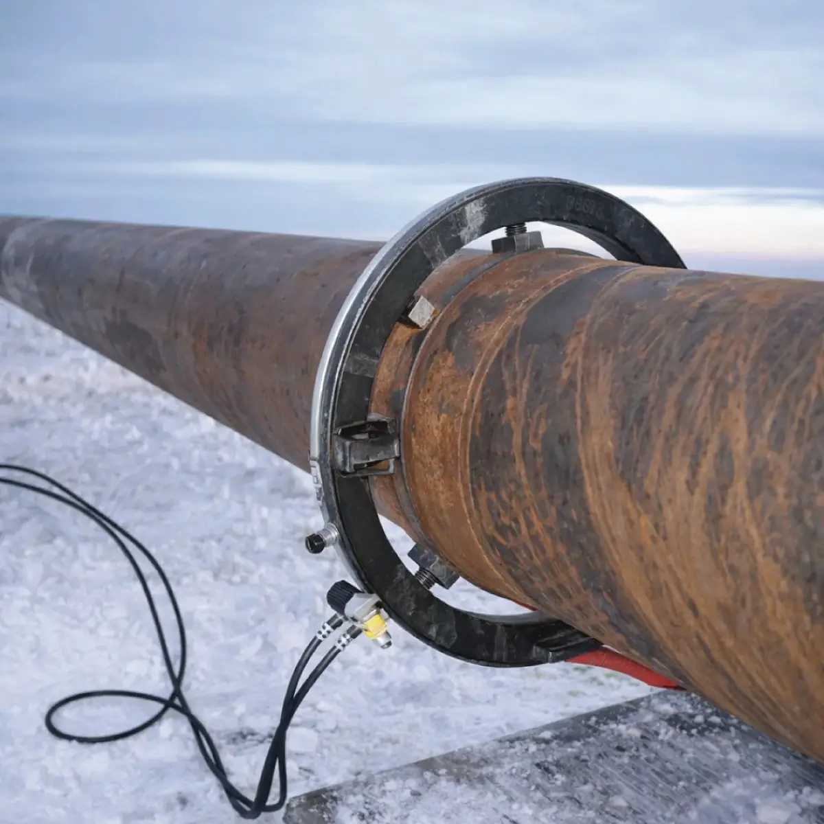 SplitFrame Clamshell/Split Frame by KASI Technologies cutting a pipe